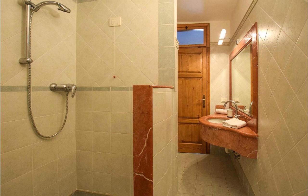 5 Bedroom Amazing Home In Fabbiano Fabbiano  Kültér fotó